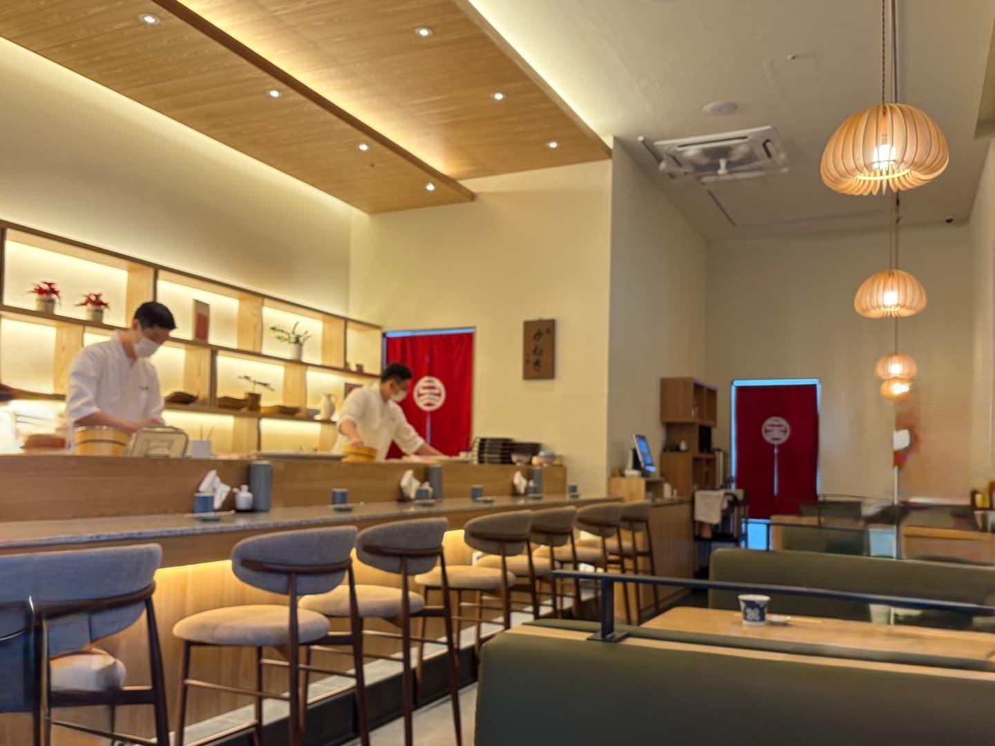 평촌 스시 가네끼이코 내부 좌석 및 테이블 세팅